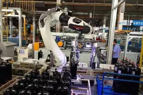 科技引领未来 顺德无人工厂、美的数十亿投资与2500台机器人的智能生产新时代